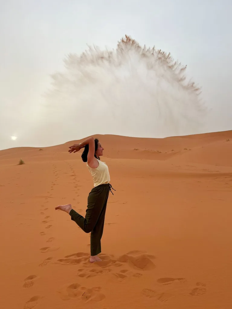 Disfrutando de dunas desierto erg chebbi