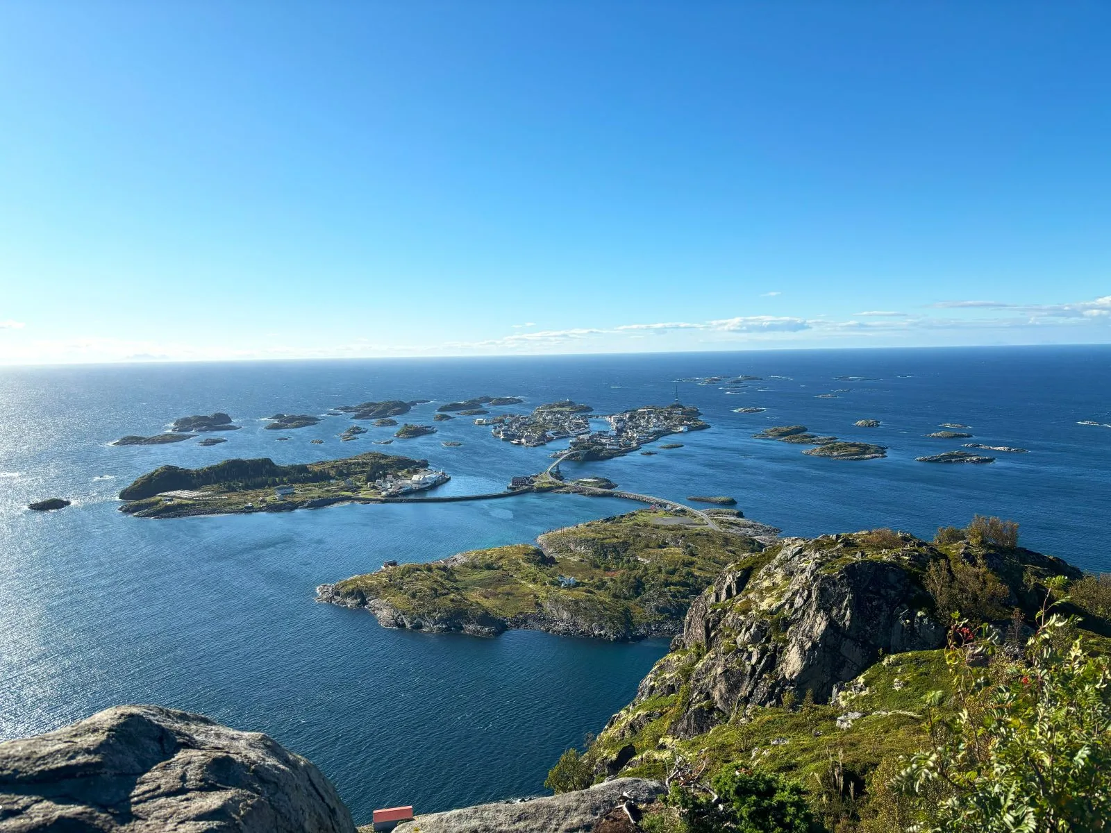 Vistas aéreas de Henningsvær desde la cima del Festvågtind, Lofoten