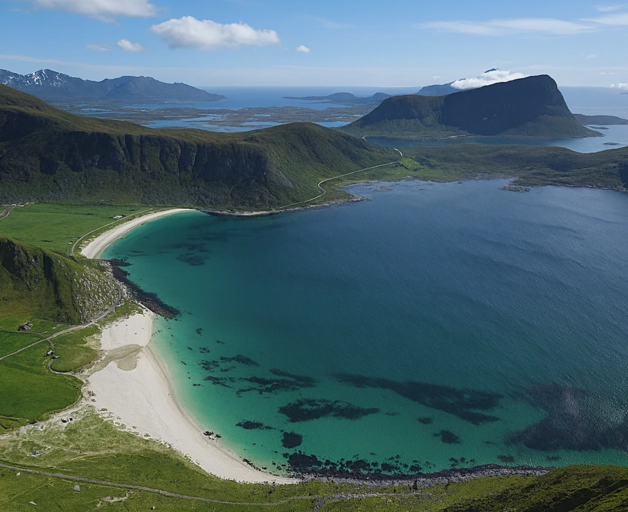 Vista desde la cima de Mannen sobre las playas de Haukland y Uttakleiv, Lofoten