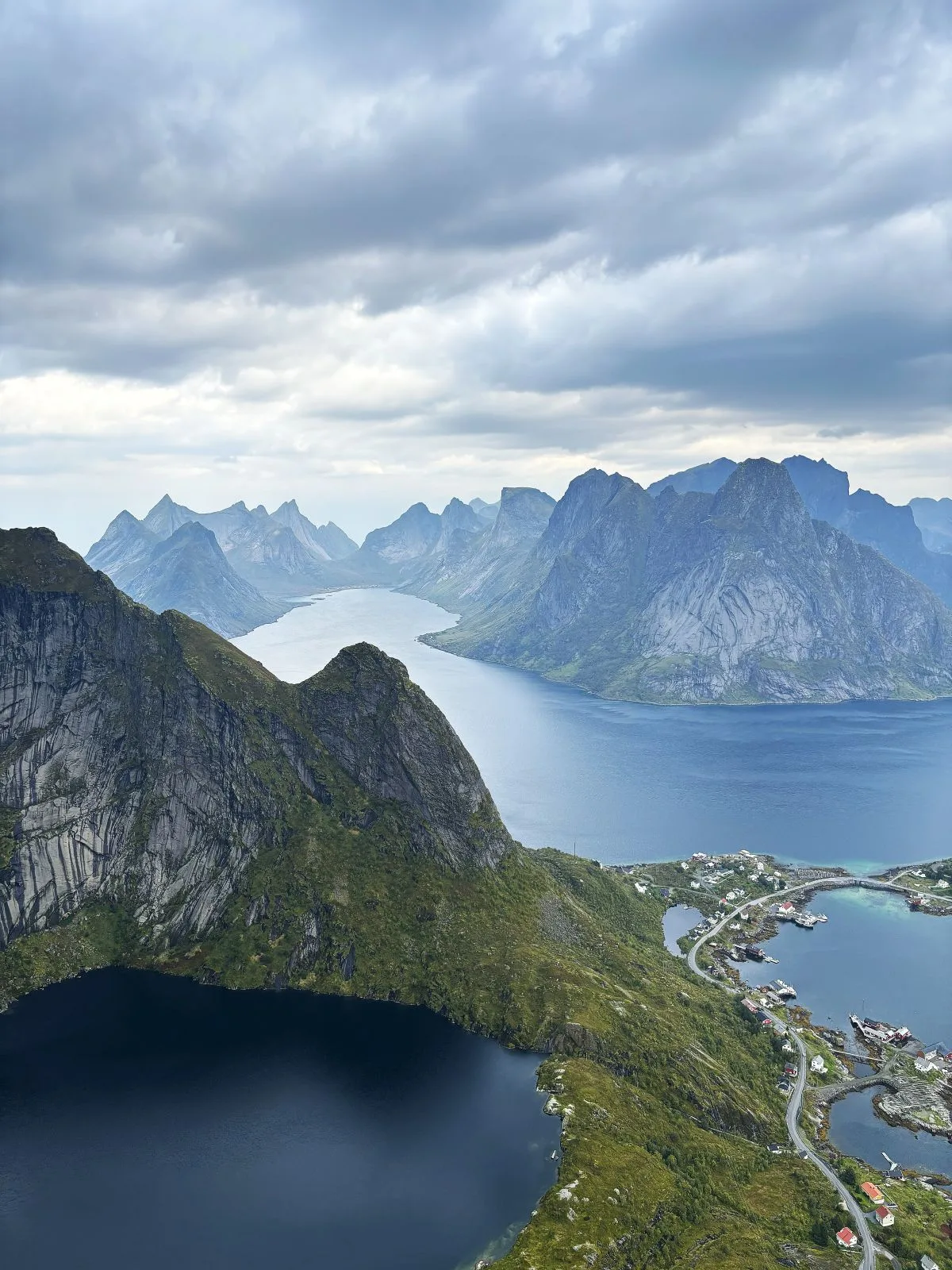 Vista desde la cima de Reinebringen sobre Reine y los fiordos de Lofoten
