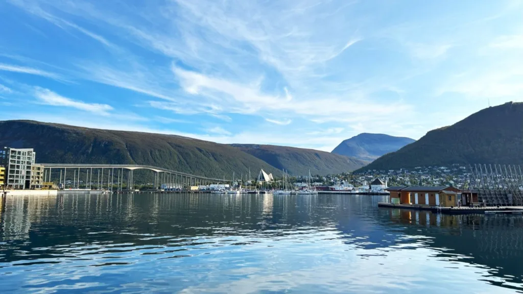 Foto panorámica de la ciudad de Tromso en Noruega