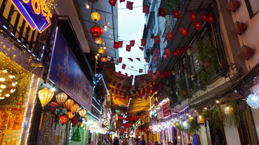 Calles de Hanoi con banderas de vietnam y farolillos