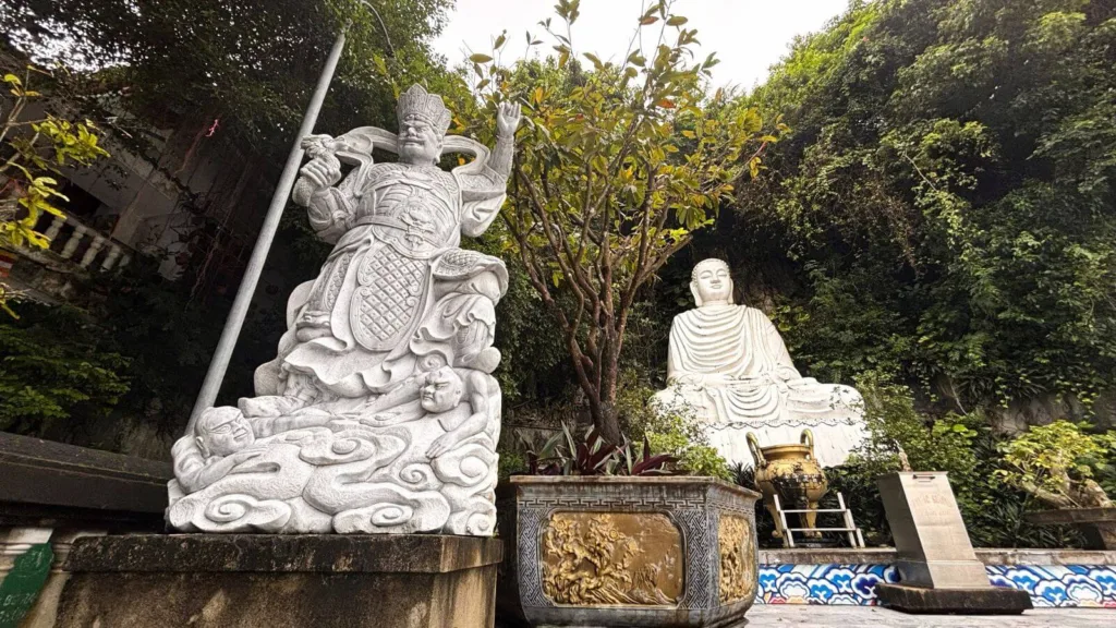 Buda en las montañas de marmol de Vietnam