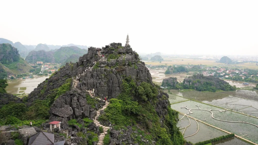 scaleras de piedra que suben al mirador de Hang Mua con vistas a los arrozales y montañas kársticas de Ninh Binh, en Vietnam