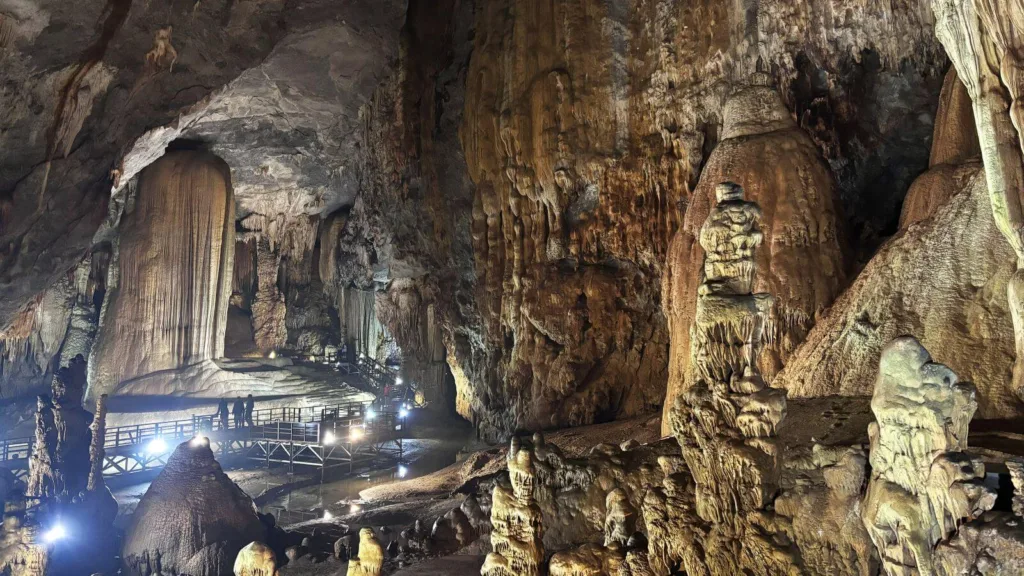 Interior iluminado de Paradise Cave con formaciones rocosas y una pasarela de madera en el parque nacional de Phong Nha, Vietnam