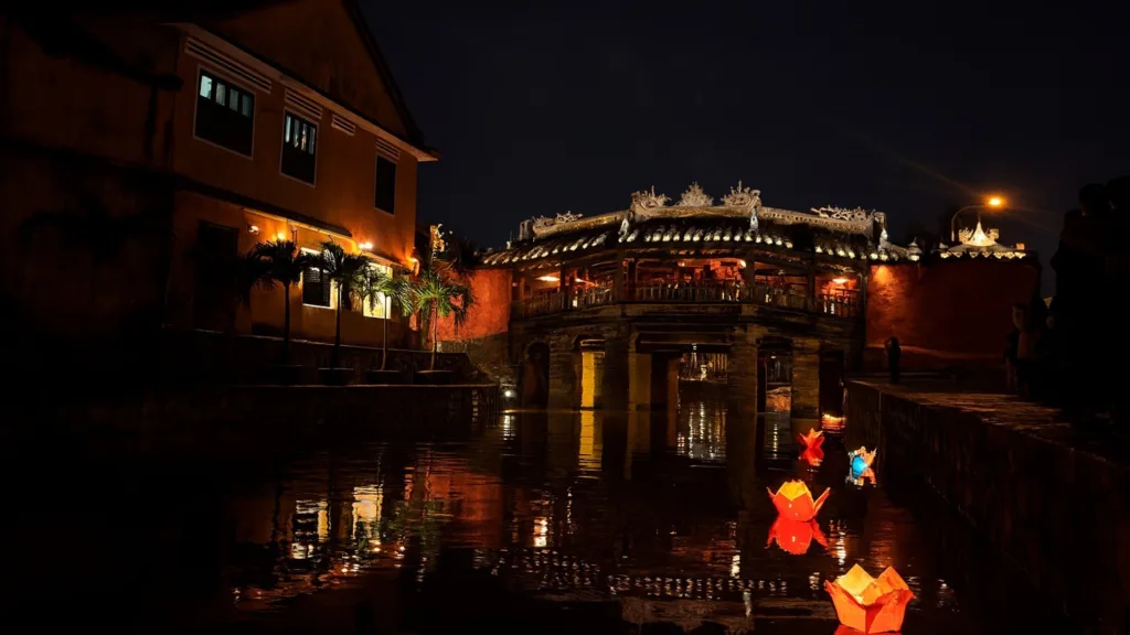 Imagen de noche del puente japones Hoi An con farolillos