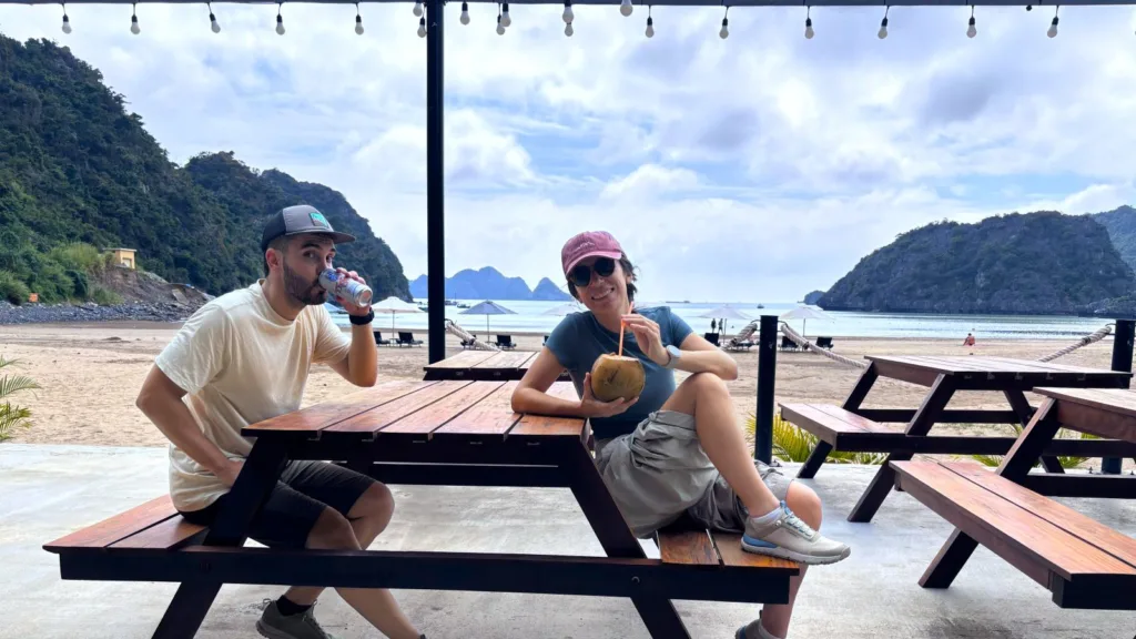 Pareja tomando cerveza y coco en la playa de Cat Ba, Vietnam