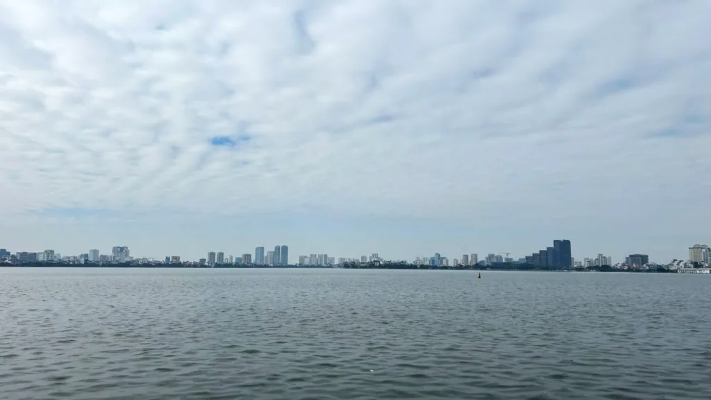 Panorámica del lago West Lake en Hanoi