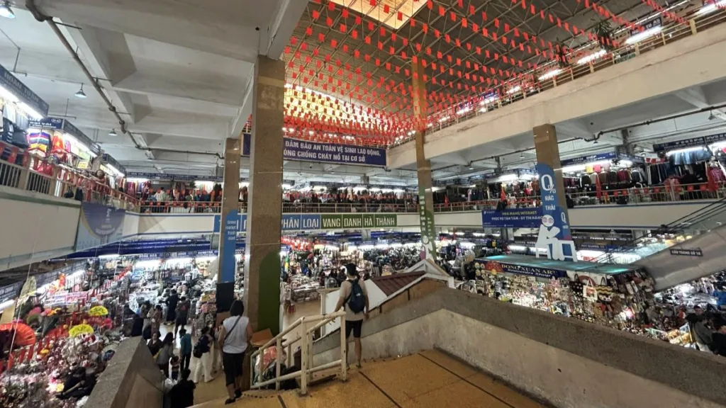 Interior del mercado de Dong Xuan en Hanoi
