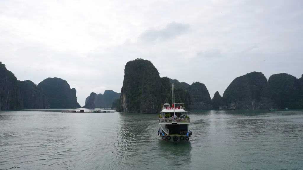 Barco navegando entre la bahía de Lan Ha en Vietnam