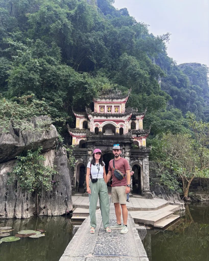 Foto con la pagoda Bich Dong de fondo