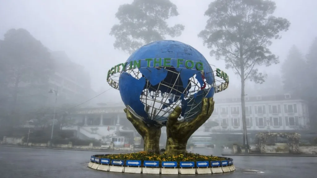 Ciudad de Sapa entre la niebla, norte de Vietnam