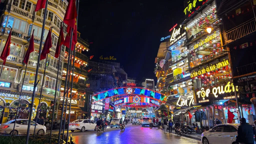 Ciudad de Sapa por la noche en noviembre, norte Vietnam
