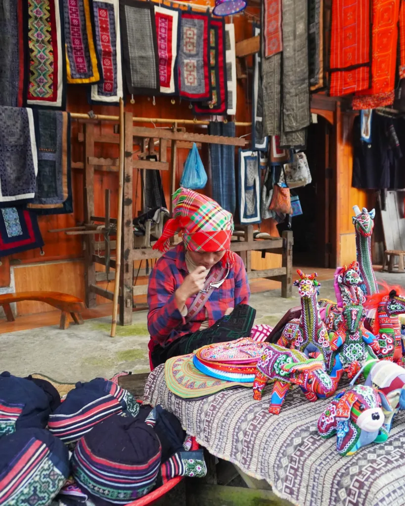 Mujer haciendo artesanina Hmong en Cat Cat, norte de Vietnam
