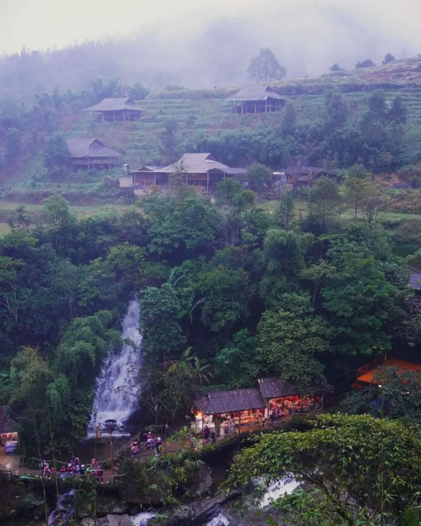 Paisaje de Cat Cat con una cascada y arrozales