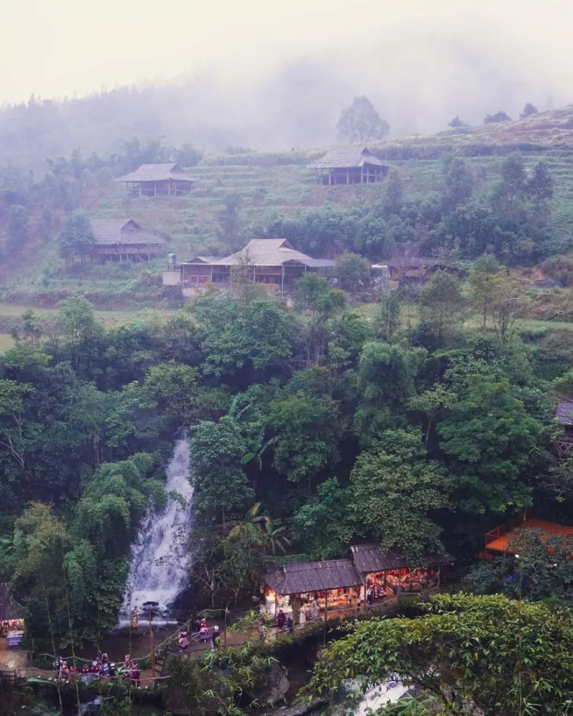 Foto de los arrozales de Cat Cat entre niebla, norte de Vietnam