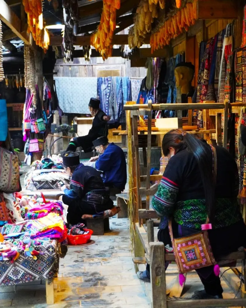 Mujeres Hmong tejiendo en Cat Cat, norte de Vietnam