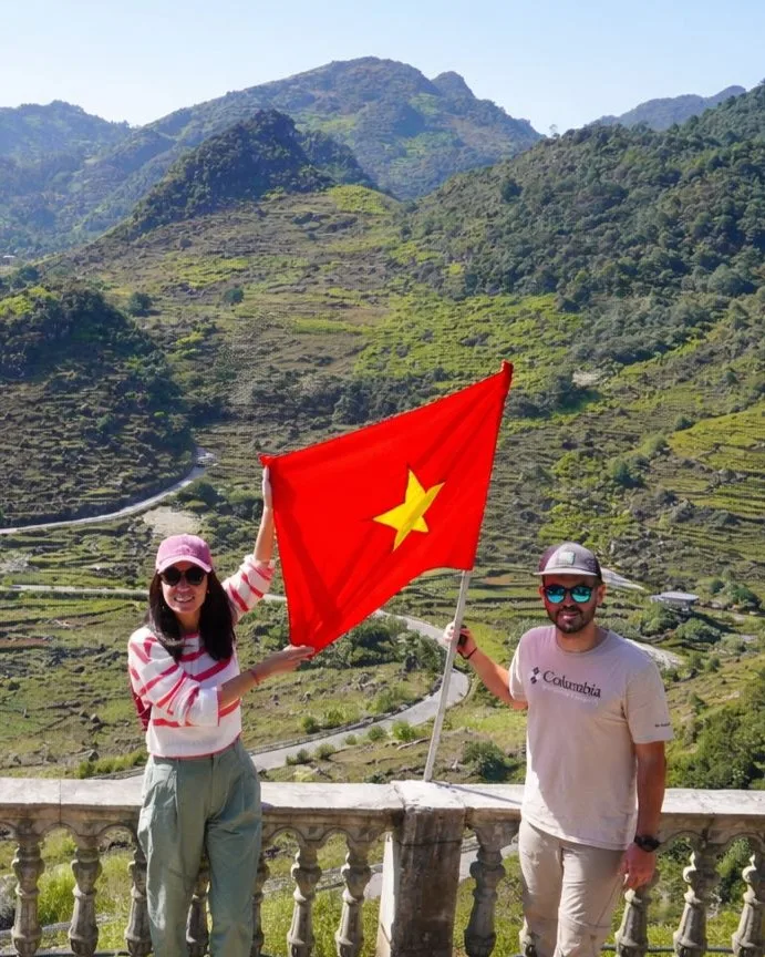 Ruta en Ha Gian Loop con los arozales de fondo y la vandrea d Vietnam