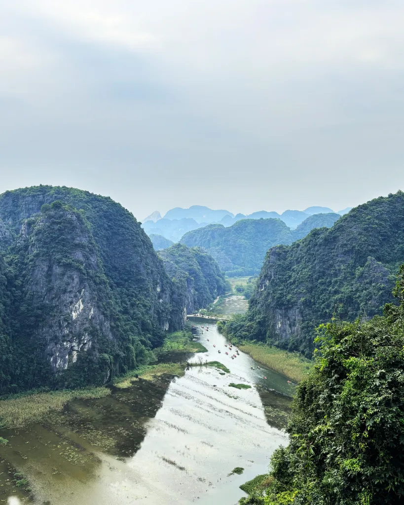 Panorámica de Tam Coc con barcas navegando