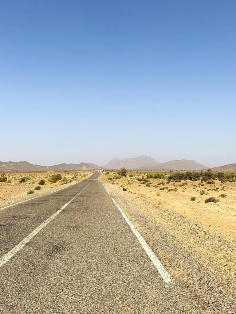 Carretera por el desierto árido de Marruecos dirección Zagora