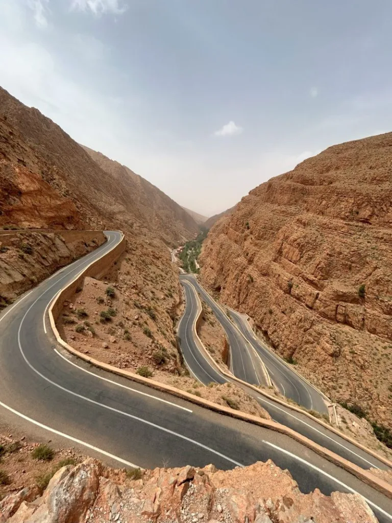 Foto de la carretera carretera serpenteante en el Valle de Dades en Marruecos