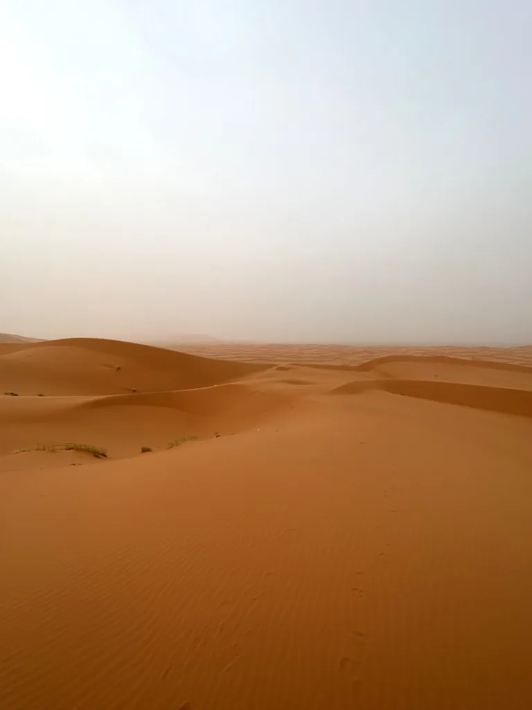Foto de las dunas infinitas del desierto de erg Chebbi en Marruecos