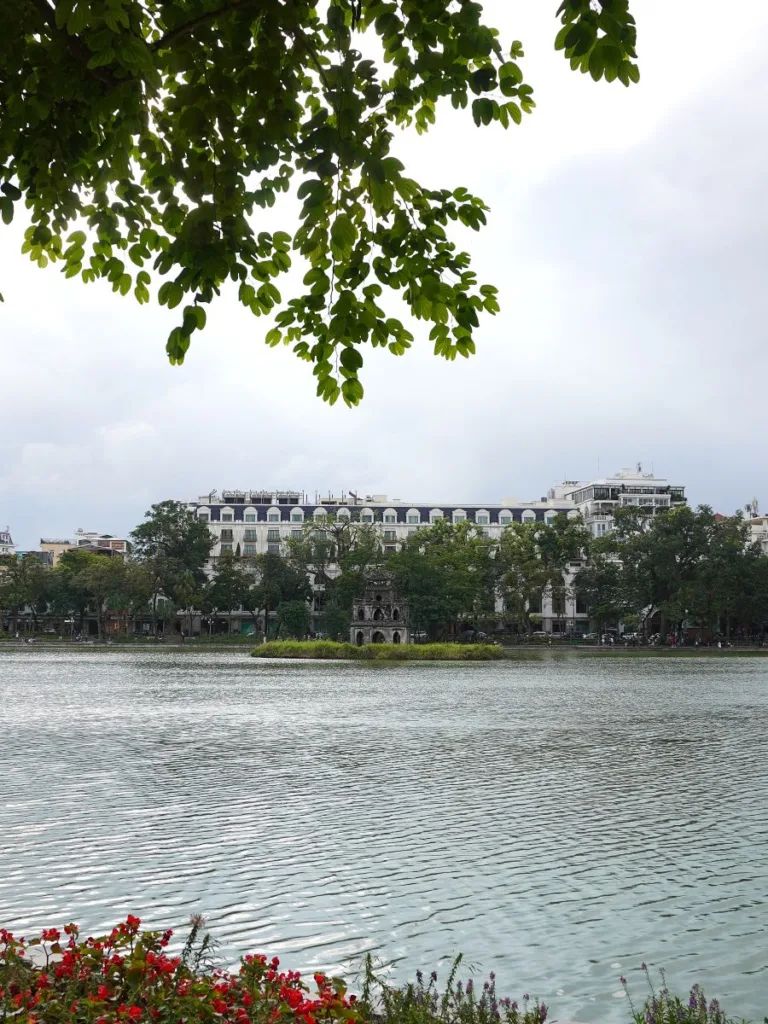 Torre de la Tortuga en el lago Hoan Kiem, Hanói