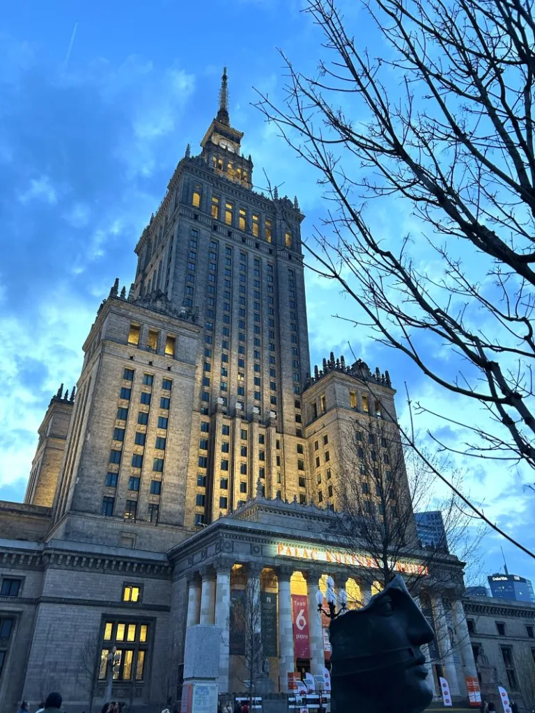 Palacio de Cultura y Ciencia al atardecer en Varsovia