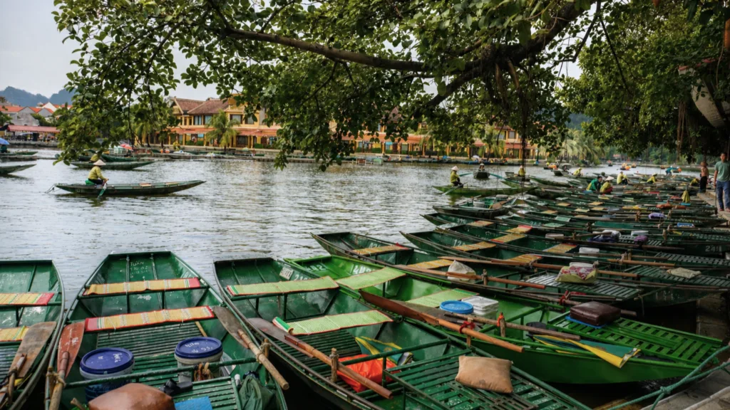 Barcas tradicionales en Tam Coc en Ninh Binh junto al río