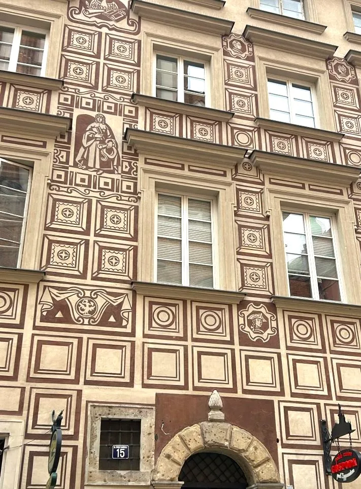 Edificios pintados en el casco antiguo de Varsovia