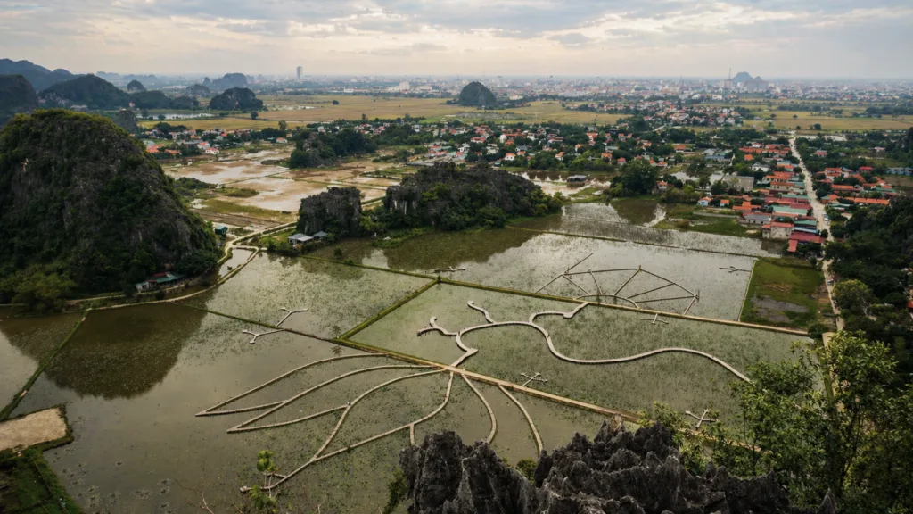 Vistas desde Hang Mua en Ninh Binh con arrozales y paisaje kárstico
