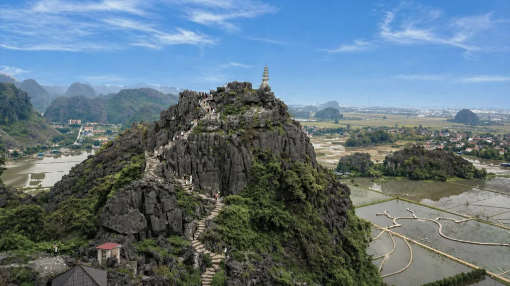 Vistas desde Hang Mua en Ninh Binh con arrozales, montañas kársticas y mirador en lo alto