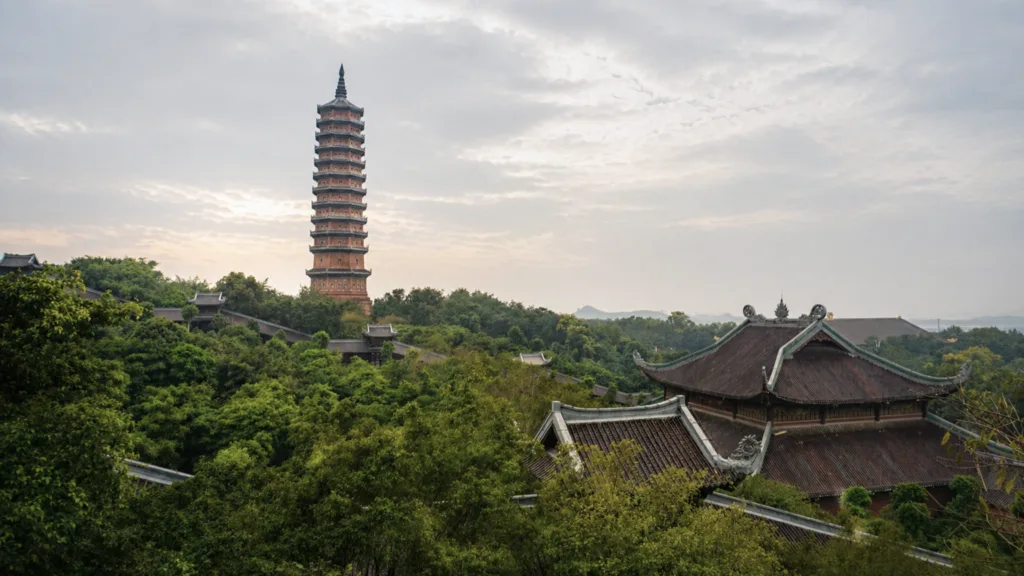 Pagoda de Bai Dinh en Ninh Binh rodeada de vegetación y templos