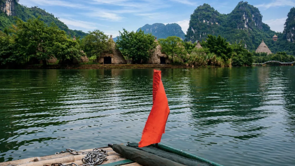 Paseo en barca en Tam Coc en Ninh Binh con arrozales y montañas kársticas
