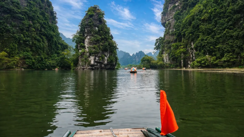 Paseo en barca por Trang An en Ninh Binh rodeado de montañas kársticas