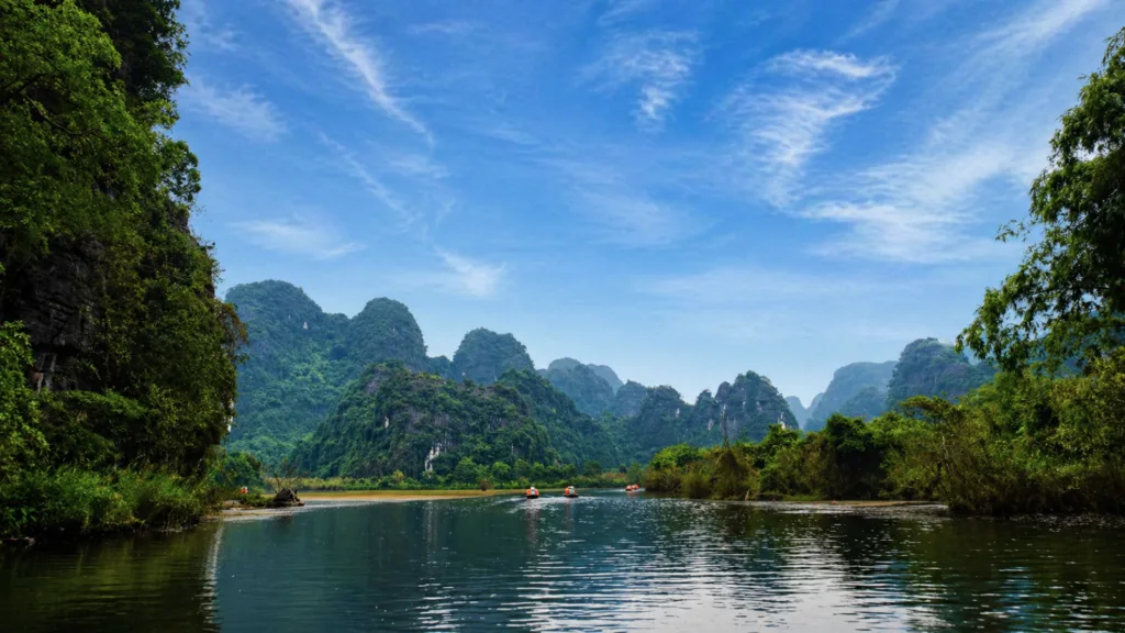 Paseo en barca por Trang An en Ninh Binh rodeado de montañas kársticas