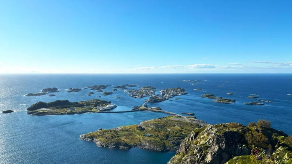 Vistas de Henningsvær desde la ruta a Festvågtind en las Islas Lofoten