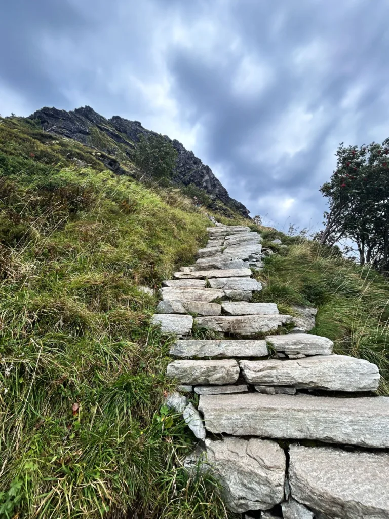 Escaleras de piedra durante la subida a Reinebringen en Lofoten
