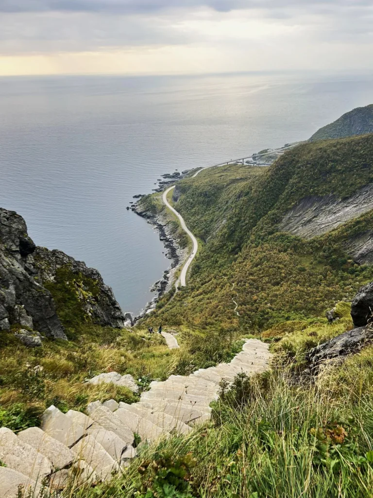 Vistas durante la subida a Reinebringen con la carretera E10 y el mar al fondo