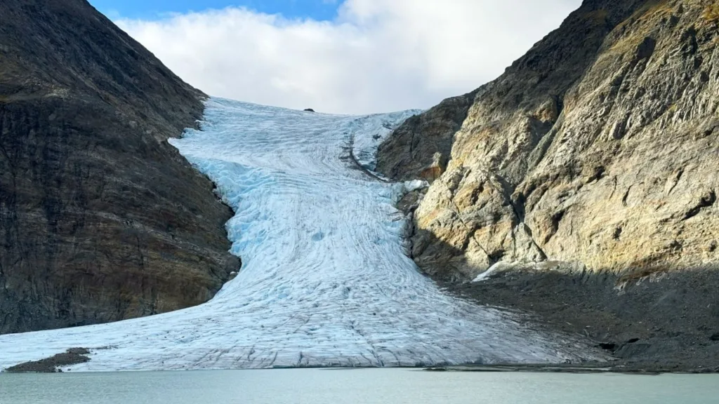 Glaciar Steindalsbreen en el norte de Noruega, rodeado de montañas rocosas y un lago glaciar