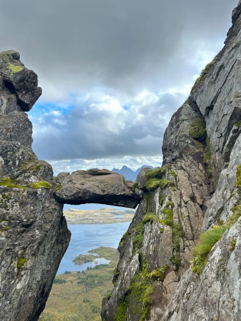 Roca de Djevelporten encajada entre montañas cerca de Svolvær, en las Islas Lofoten