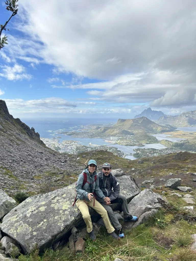 Vistas sobre Svolvær durante la ruta a Djevelporten en Lofoten