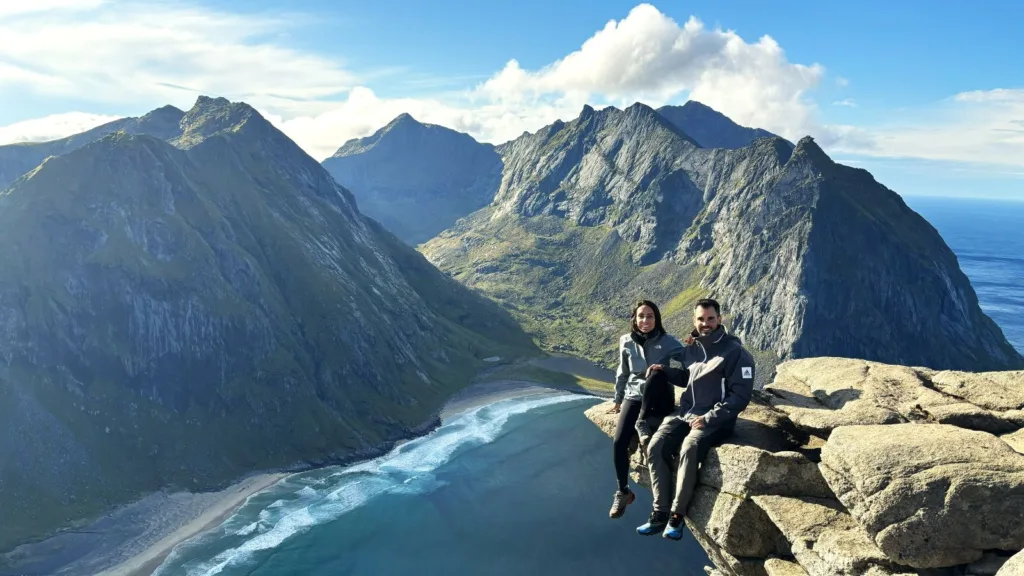 Vistas de Kvalvika Beach desde la ruta a Ryten en las Islas Lofoten