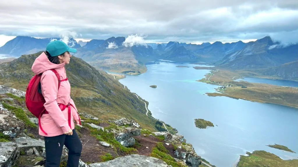 Vista desde la ruta a Volandstind sobre Fredvang, Ramberg y Flakstadøya en las Islas Lofoten