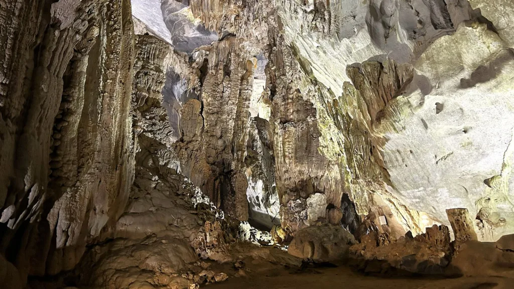 Interior de Phong Nha Cave en Vietnam