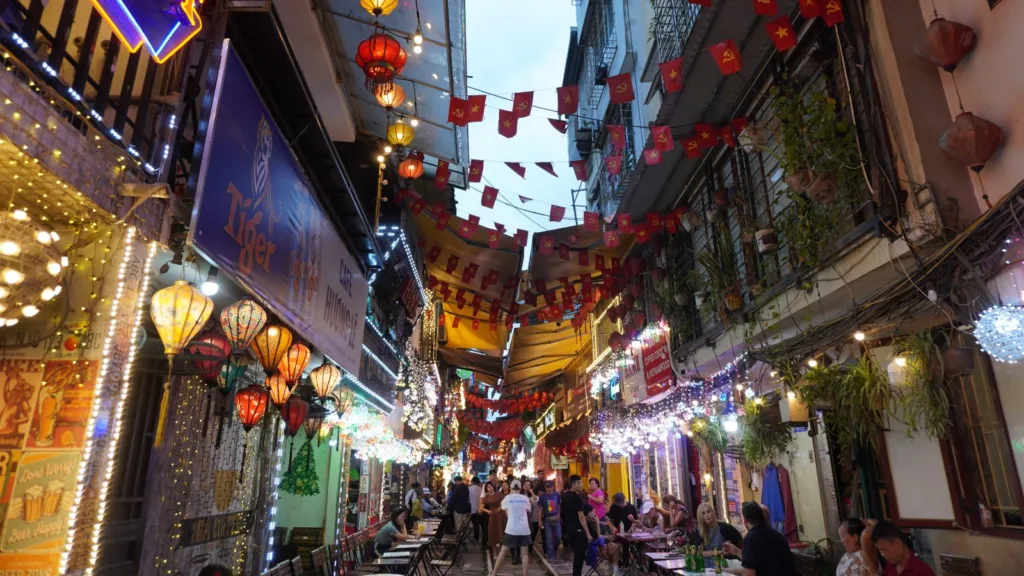 hanoi train street noche somtravelers